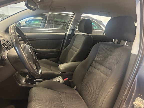 Toyota Avensis 4 of 4