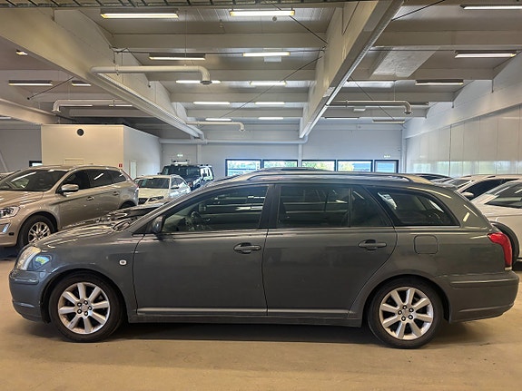 Toyota Avensis 2 of 4