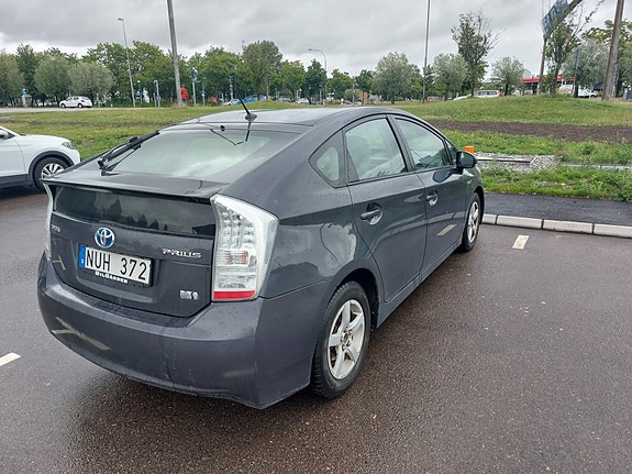 Toyota Prius 4 of 5