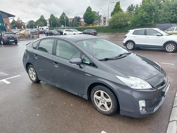 Toyota Prius 2 of 5