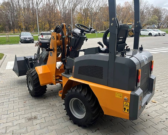 Multiloader L10 - kompakt hjullastare med Kubotamotor 3 of 5