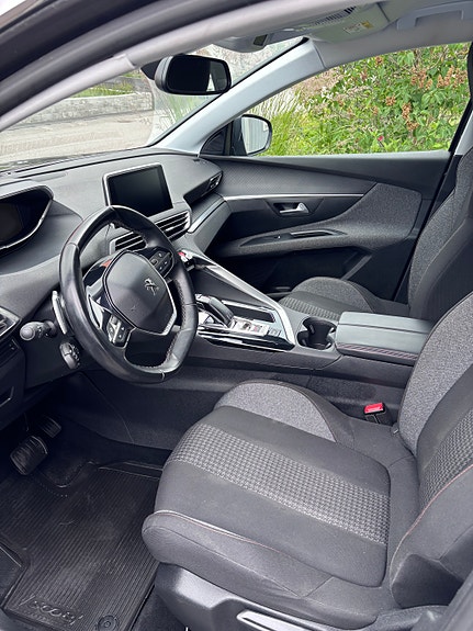 Peugeot 5008 2 of 5