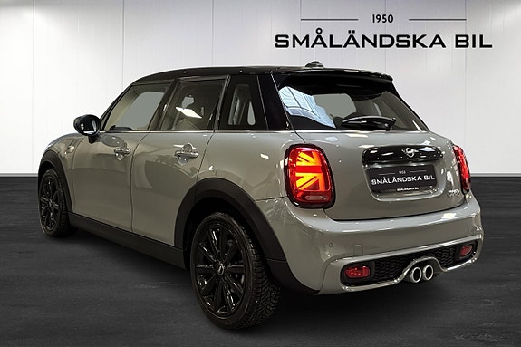 MINI Cooper S 4 of 5