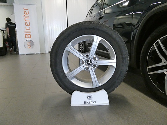 Mercedes-Benz GLA180 2 of 19