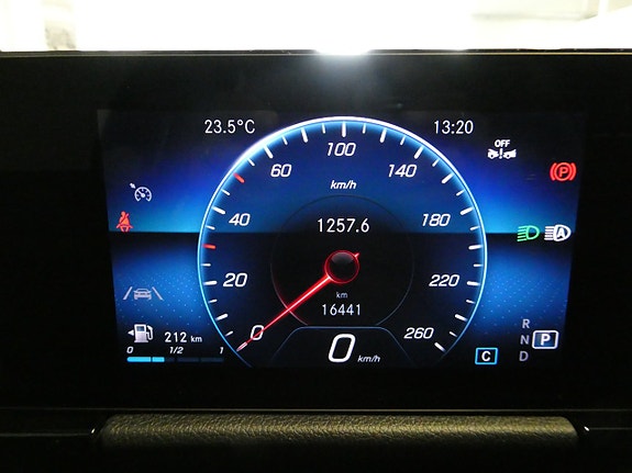 Mercedes-Benz GLA180 17 of 19