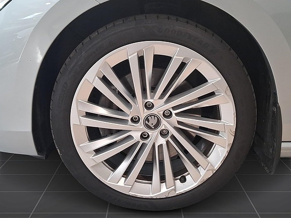 Skoda Superb 9 of 15