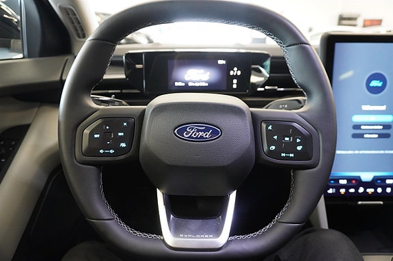 Ford Explorer 11 of 17