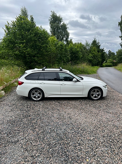 BMW 320i 3 of 5
