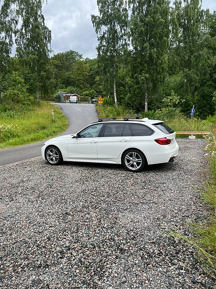 BMW 320i 2 of 5