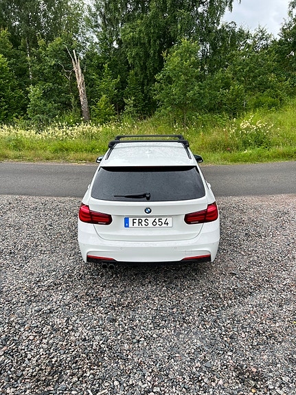 BMW 320i 4 of 5
