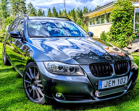 BMW 330xd 2 of 5