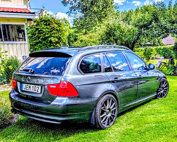 BMW 330xd 3 of 5