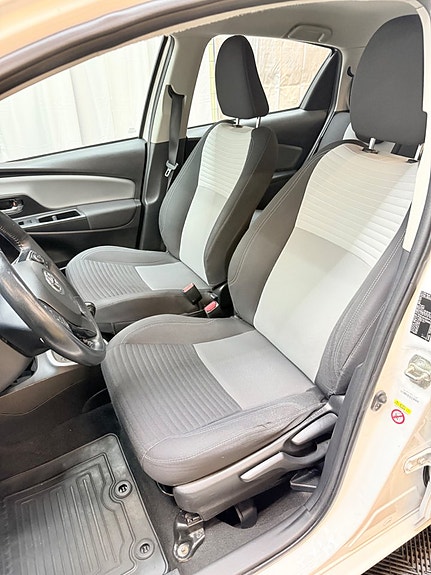 Toyota Yaris 5 of 12