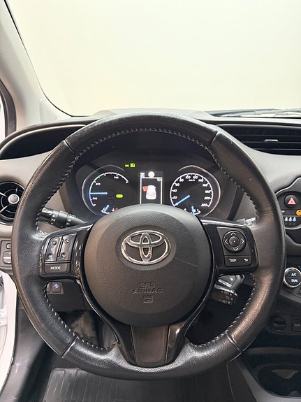 Toyota Yaris 7 of 12