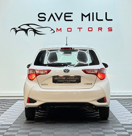 Toyota Yaris 3 of 12