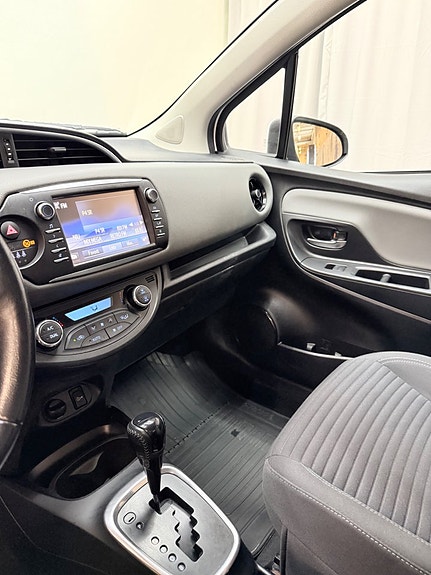 Toyota Yaris 8 of 12