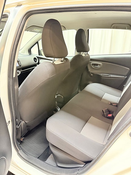 Toyota Yaris 6 of 12