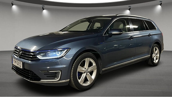 Volkswagen Passat 2 of 5