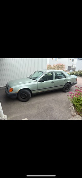 Mercedes-Benz 260 E 2 of 2