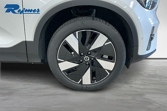 Volvo EX40 15 of 18