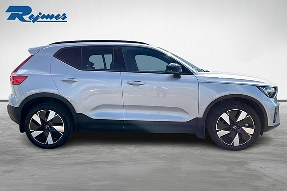 Volvo XC40 2 of 15