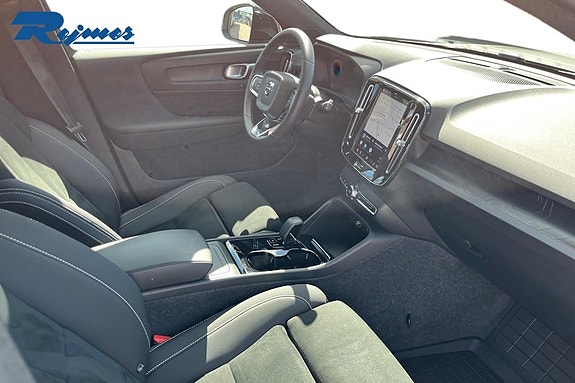 Volvo XC40 8 of 15
