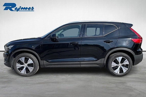 Volvo XC40 2 of 5