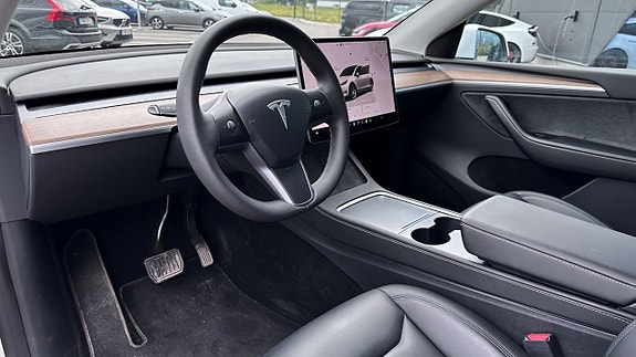 Tesla Model Y 2 of 5