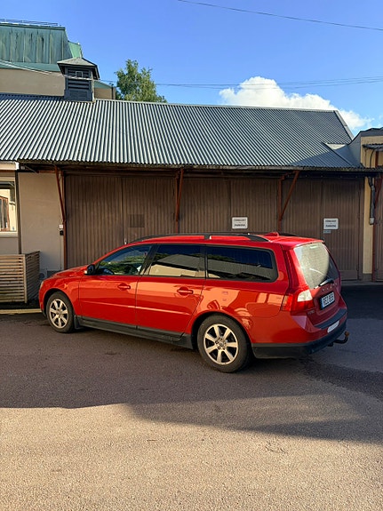 Volvo V70 2 of 4