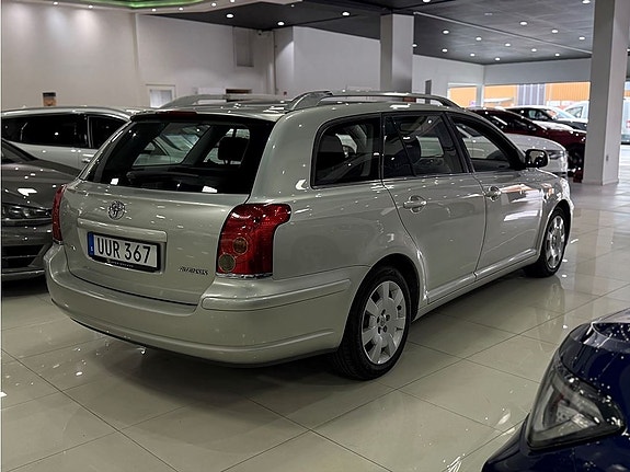 Toyota Avensis 2 of 10