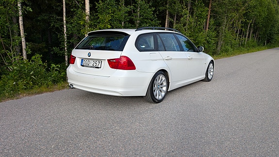 BMW 320d 4 of 5
