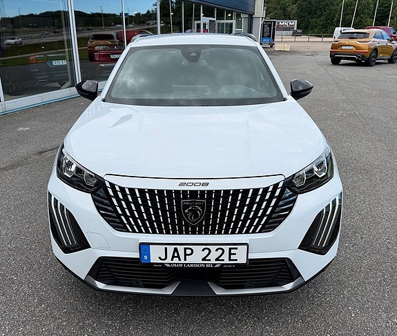 Peugeot 2008 2 of 5