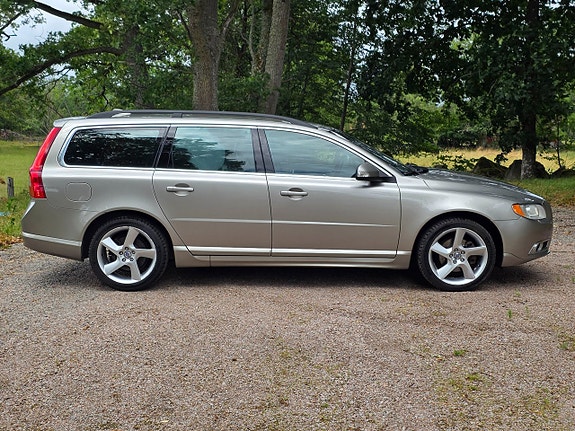 Volvo V70 2 of 10