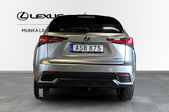 Lexus NX300h 4 of 5