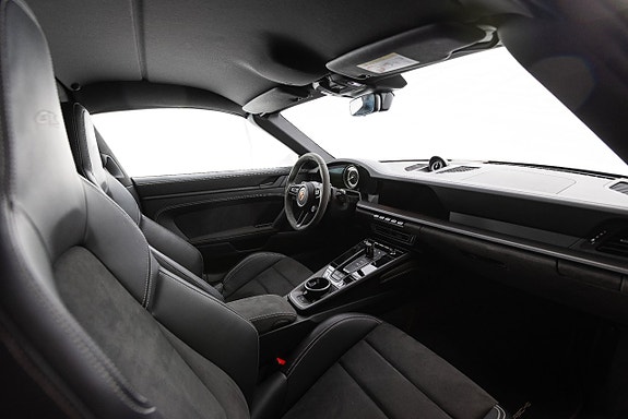 Porsche 992 16 of 30