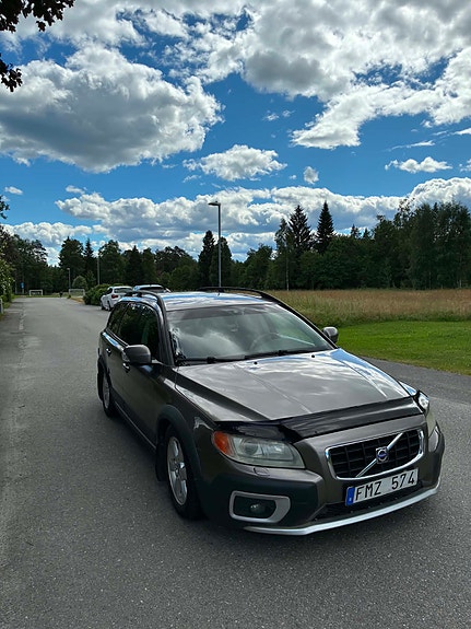 Volvo XC70 2 of 6