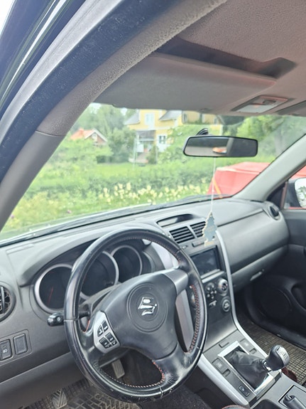 Suzuki Grand Vitara 4 of 6