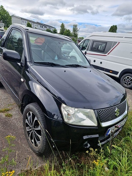 Suzuki Grand Vitara 2 of 6