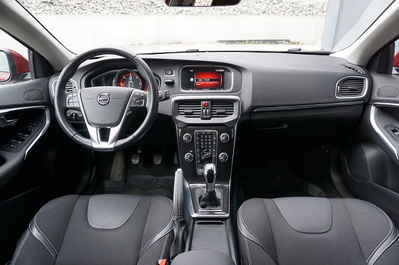 Volvo V40 2 of 5