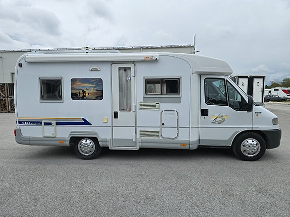 Bürstner T  604 Harmony *Franskbädd *Alde *6800 mil *Solcell 2 of 5