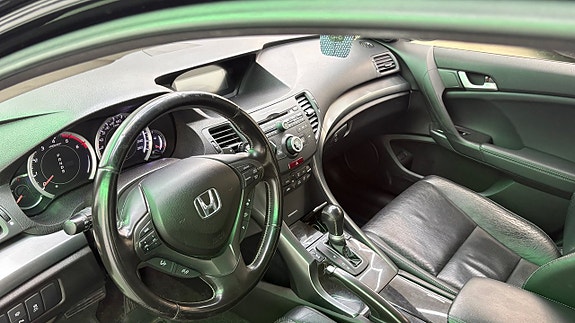 Honda Accord 12 of 27