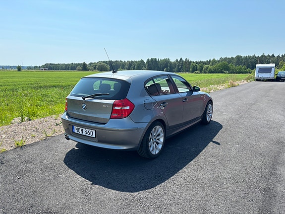 BMW 118i 2 of 5