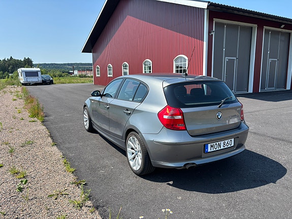BMW 118i 3 of 5