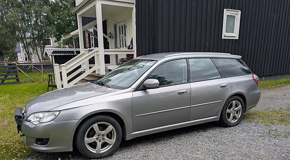 Subaru Legacy 2 of 5