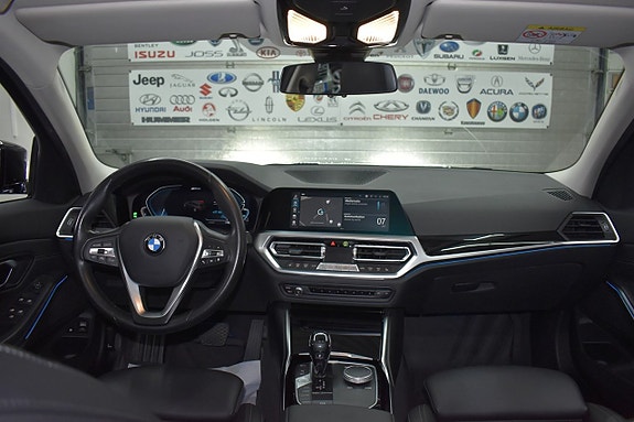 BMW 330e 11 of 21