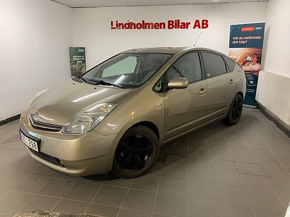 Toyota Prius 3 of 5