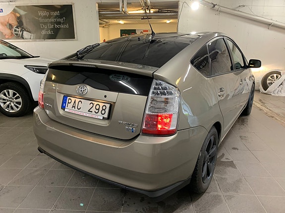 Toyota Prius 4 of 5