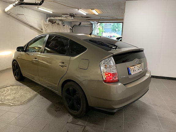 Toyota Prius 5 of 5