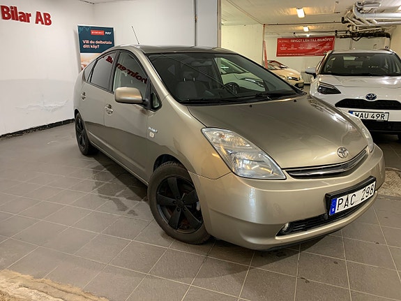 Toyota Prius 2 of 5