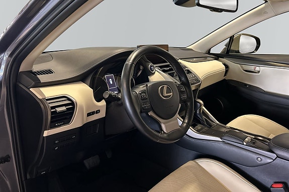 Lexus NX300h 9 of 12